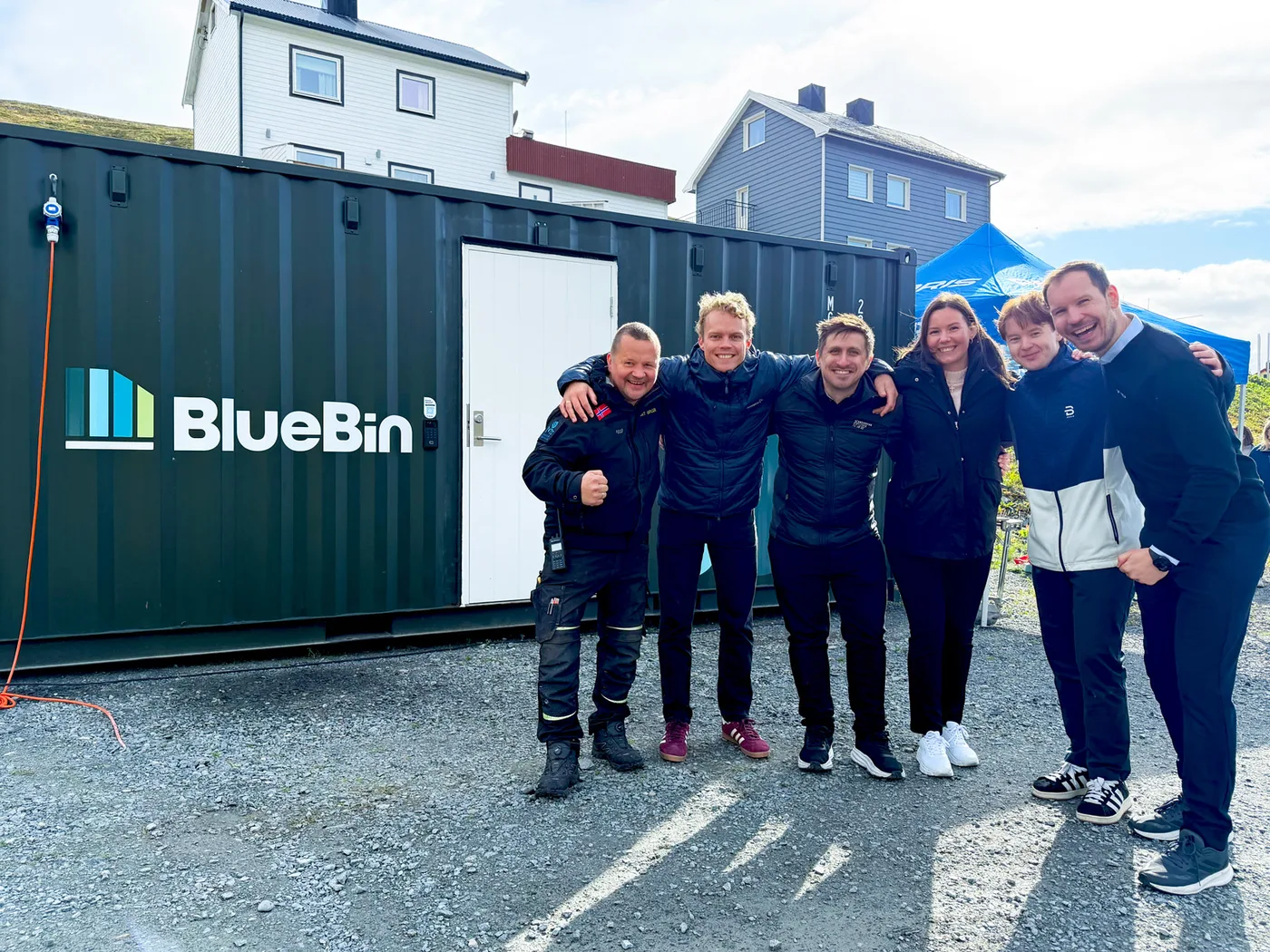Partnere samlet foran BlueBin-containeren under åpningen i Nordvågen